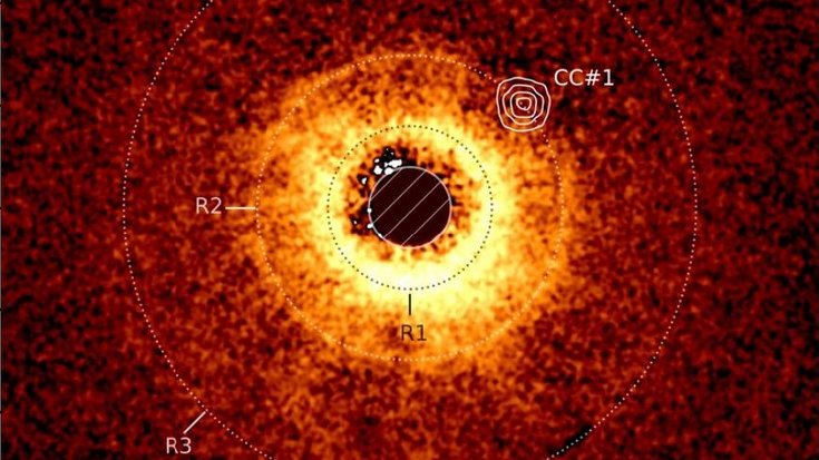 Die Scheiben um den Stern TWA 7 | Bildquelle: A.-M. Lagrange and al. - Evidence for a sub-jovian planet in the young TWA7 disk, 2025 Ein roter Kreis im All umgeben von einem gelben, einem orangen und einem rötlichen Kreis