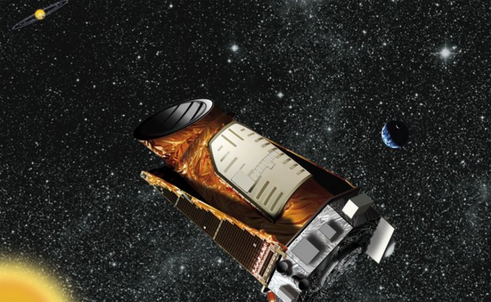 Die Zeichnung zeigt das Weltraumteleskop Kepler mit geöffnetem Objektivdeckel vor dem sternenübersäten Weltraum.  Rechts von Kepler ist die Erde zu erkennen, oben links ist ein fernes Planetensystem dargestellt.