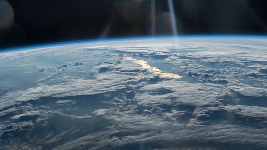 Das Bild zeigt eine Satellitenaufnahme der Erde.