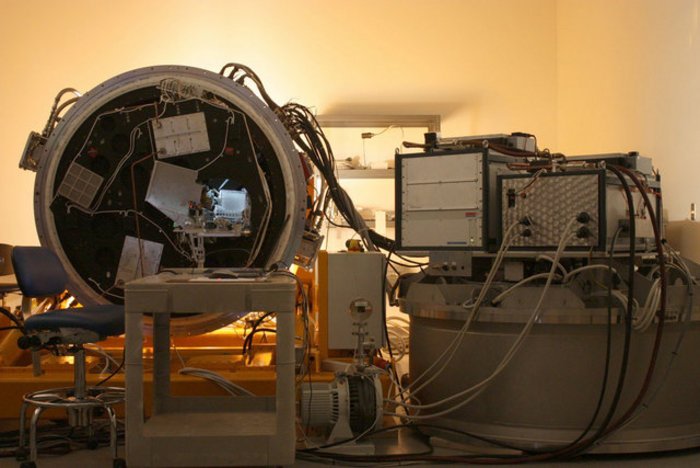Im Herbst 2008 wurden Reintegrationstests durchgeführt, wozu LUCIFER ins Labor am Large Binocular Telescope gebracht werden musste. Im geöffneten Instrument sind die Spektroskope-Masken und der Shutter gut zu erkennen.
