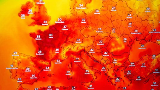 Wetterkarte von Europa, orange bis rötlich eingefärbt. Temperaturbeschriftungen von 20 Grad Celsius im Norden bis 38 Grad Celsius in Frankreich.