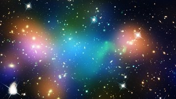 Das Bild zeigt den Galaxienhaufen Abell 520. Vor dem dunklen Hintergrund des Weltalls befinden sich mehrere Galaxien. Sie sind umgeben von Dunkler Materie, die grafisch als eingefärbte Fläche gezeigt wird.