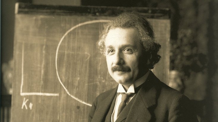 Albert Einstein | Bildquelle: Ferdinand Schmutzer/Wikimedia Commons | Lizenz: gemeinfrei Albert Einstein vor einer Tafel