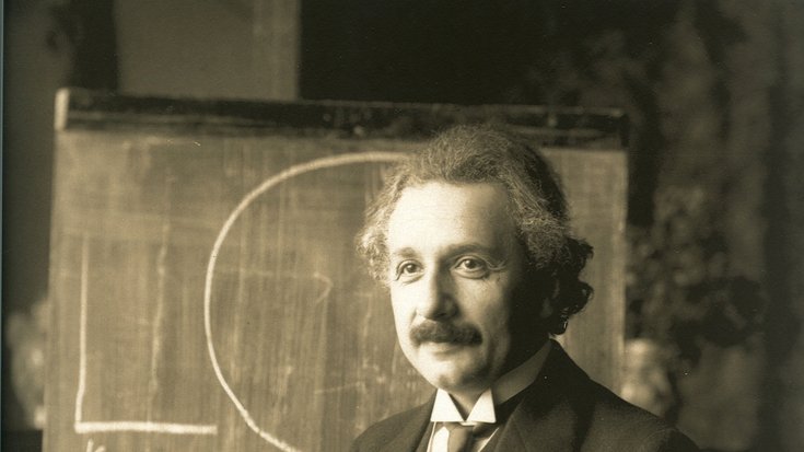 Albert Einstein, Bildquelle: Ferdinand Schmutzer/Wikimedia Commons; Lizenz: gemeinfrei Albert Einstein vor einer Tafel