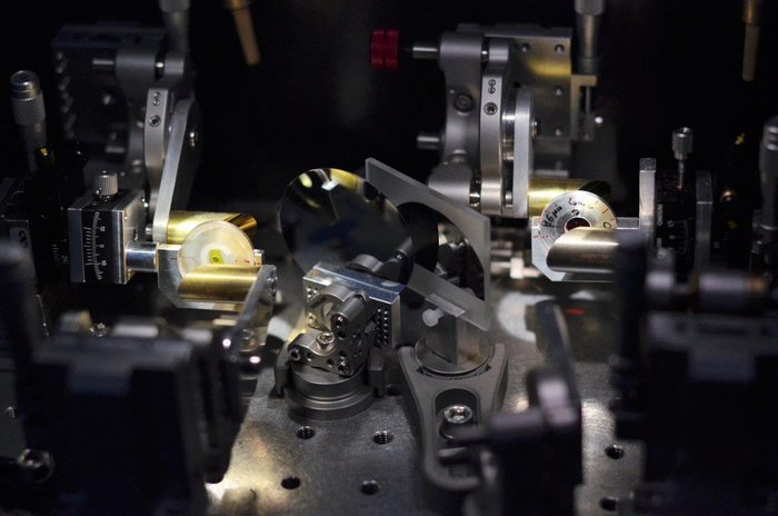 Die Quantenfluktuationen werden mithilfe eines Laserexperiments vermessen Die Fotografie zeigt eine Detailaufnahme auf einem optischen Tisch.