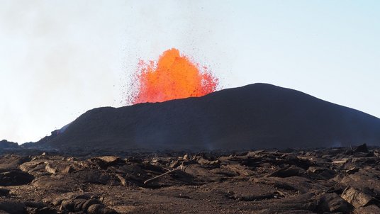 Lavafontäne erhebt sich aus einem Berg