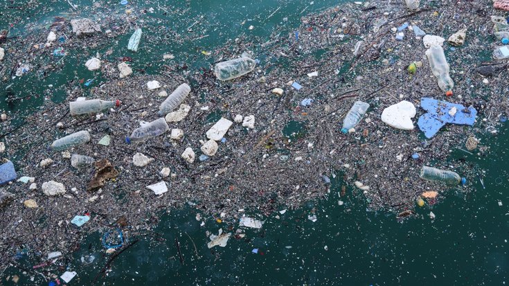 Eine große Ansammlung an Müll in einem Gewässer