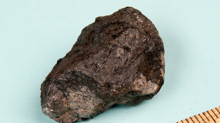 Dunkles Meteoritenbruchstück