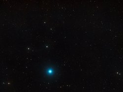 Diese Aufnahme der Region um den Quasar ULAS J1120+0641 wurde im sichtbaren Bereich aufgenommen. ULAS J1120+0641 wurde im Jahr 2011 entdeckt und gilt bislang als der am weitesten entfernte aktive galaktische Kern. Er sendete sein Licht vor rund 13 Milliarden Jahren aus lediglich 700 Millionen Jahre nach dem Urknall. Der Quasar befindet sich im Sternbild Löwe. In dieser Aufnahme selbst ist er nicht zu sehen, befindet sich aber nahe dem Mittelpunkt des Bildes. 