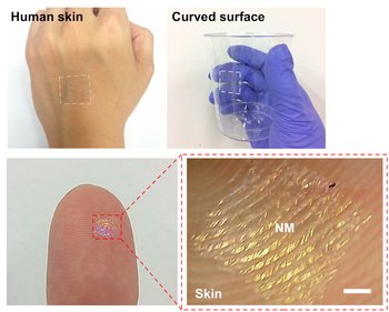 Vier kleine Bilder, links oben: Hand mit aufgeklebter, quadratischer Lautsprecherfolie; rechts oben: behandschuhte Hand hält einen transparenten Becher, auf dem der Lautsprecher angebracht ist; links unten: Fingerspitze mit glitzernder Lautsprecherfolie; rechts unten: vergrößerte Aufnahme eines golden glitzernden Quadrats auf der Haut