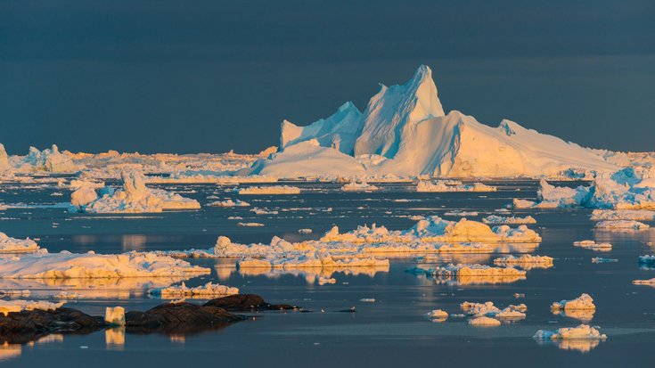 Eisberge, die auf dem Wasser treiben