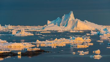 Eisberge, die auf dem Wasser treiben