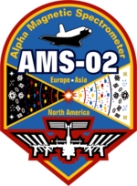 Ein Wappen zeigt die ISS, angedeutete Atome und Teilchen sowie die Worte „Alpha Magnetic Spectrometer“, „AMS-02“ und „Europe, Asia, North America“