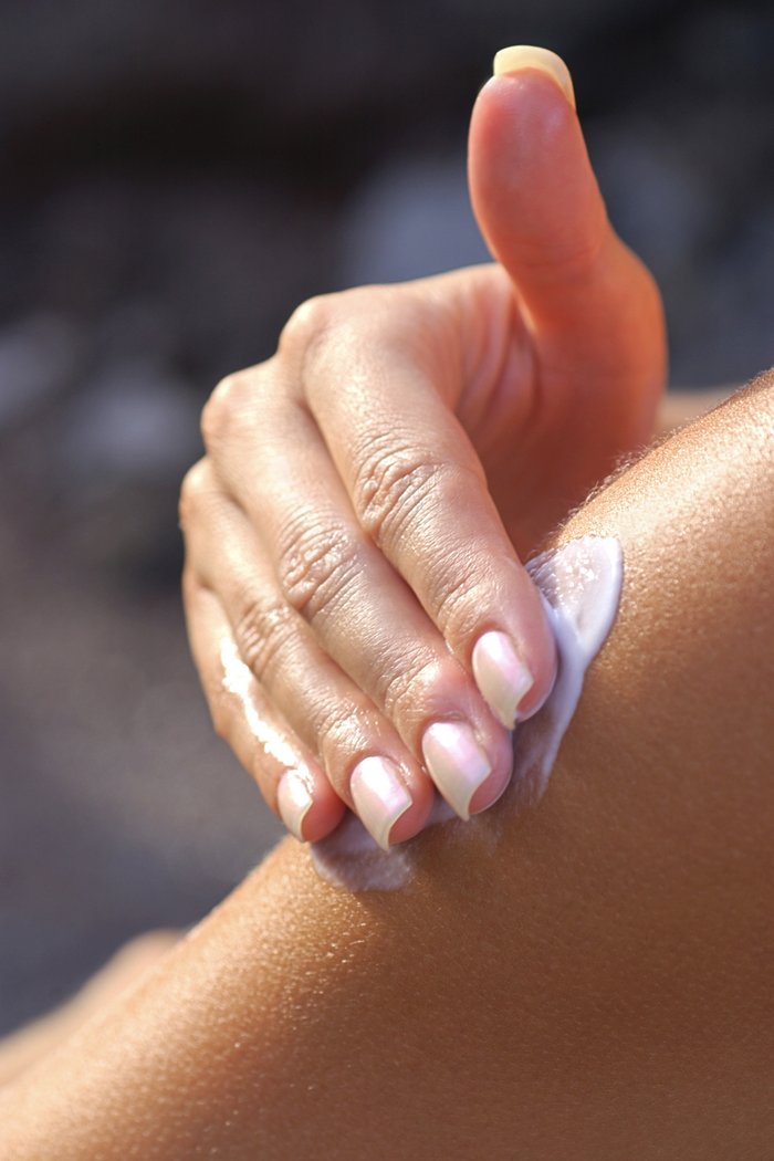 Sonnencreme schützt vor UV-Strahlung. Sonnencreme wird auf die Haut aufgetragen.
