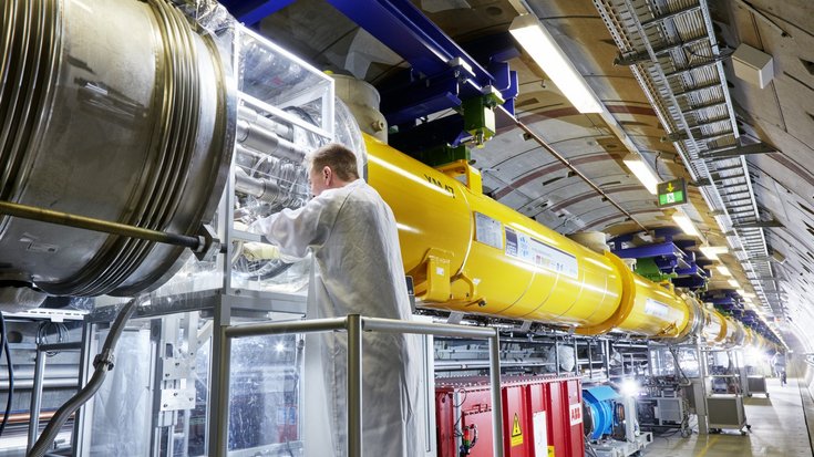 Der European XFEL soll 2017 mit dem wissenschaftlichen Betrieb beginnen. Hier verbindet Techniker zwei Beschleunigermodule im Tunnel.