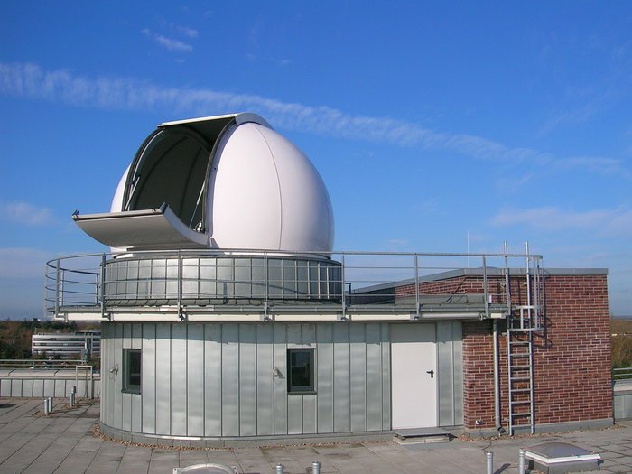Station für Messungen an der Atmosphäre Ein freistehendes Gebäude mit geöffnetem Kuppeldach