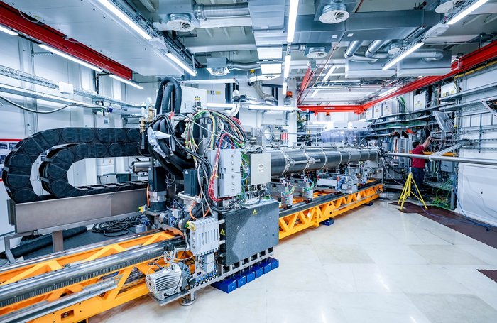 Experimentierstation am European XFEL Maschineller Aufbau um eine lange Röhre in einem technischen Labor