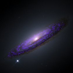 Das Bild zeigt eine linsenförmige Galaxie im Weltall.