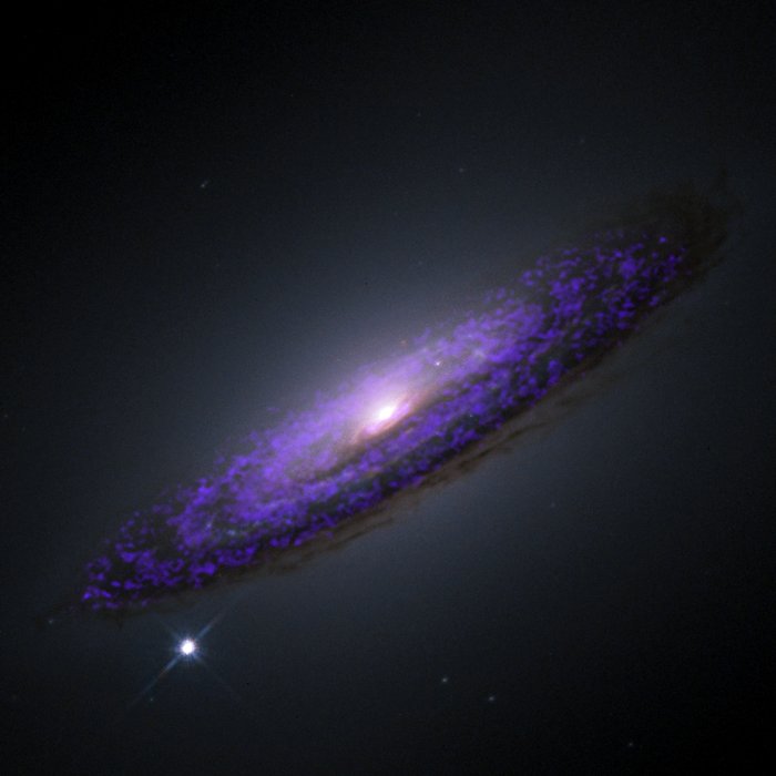 Galaxie NGC 4526 Das Bild zeigt eine linsenförmige Galaxie im Weltall.