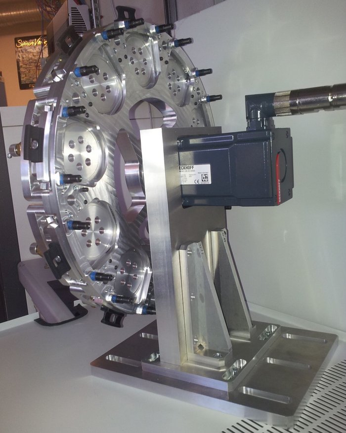 Prototyp eines Filterrads für das VTF Metallenes Bauteil, das einem Rad an einem Ständer ähnelt