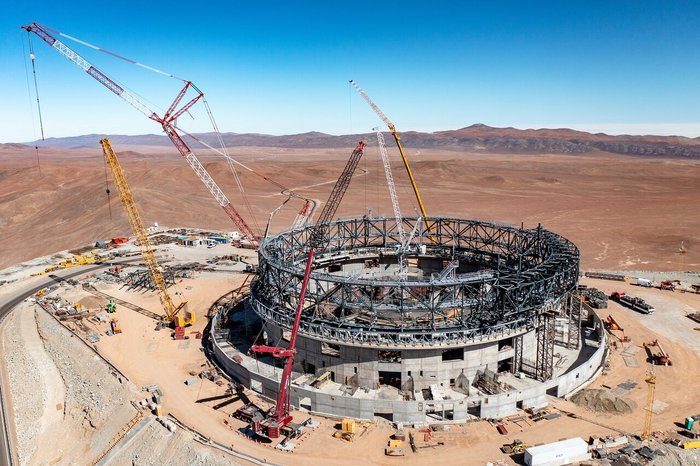 Bau des Extremely Large Telescope Foto eines großen runden Gebäudes, dass sich noch im Bau befindet; es ist innen und außen eingerüstet