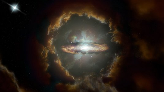 Scheibenförmige Galaxie, umgeben von Gas und Staub.