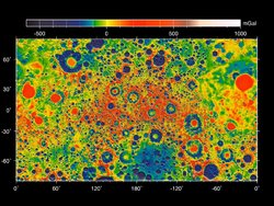 Karte der Monoberfläche mit vielen Kratern und Unregelmäßigkeiten. Die Bereiche des Ausschnitts sind in vielen unterschiedlichen Farben eingefärbt, was die Variationen bei der Stärke der Schwerkraft anzeigt.