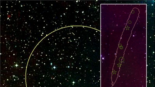 Himmelsausschnitt mit Kreis, Teilausschnitt mit Markierungen für Sterne und Galaxien. 