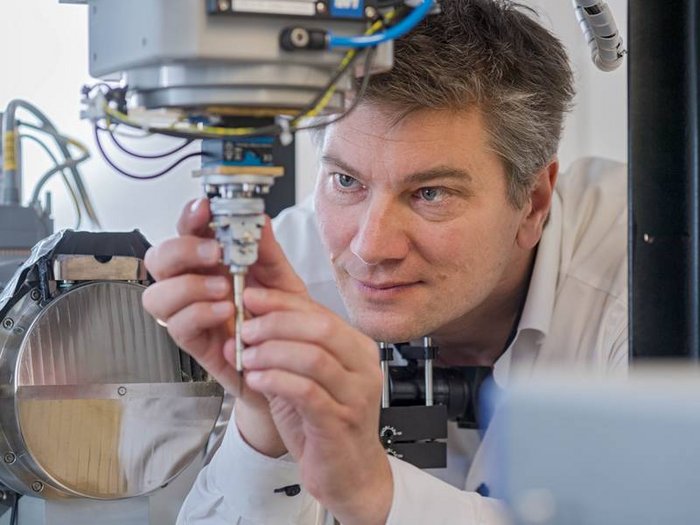 Franz Pfeiffer Das Bild zeigt den Forscher an einem experimentellen Aufbau.