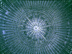 Radialsymmetrische Anordnung von zahlreichen Photomultipliern auf einer Kugelinnenfläche.