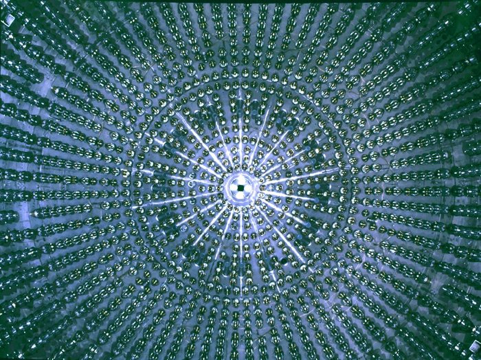 Blick ins Innere der Stahlkugel Radialsymmetrische Anordnung von zahlreichen Photomultipliern auf einer Kugelinnenfläche.