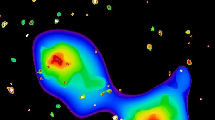 Falschfarbenaufnahme: Diffuse Wolke; innen weiß, nach außen schalenartig erst Rot, dann Gelb, Grün und Hellblau; schließlich ins Blau des übrigen Bildes übergehend.