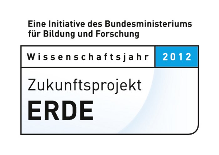 Zukunftsporjekt Erde Logo mit Schriftzug vor weiß-blauem Hintergrund