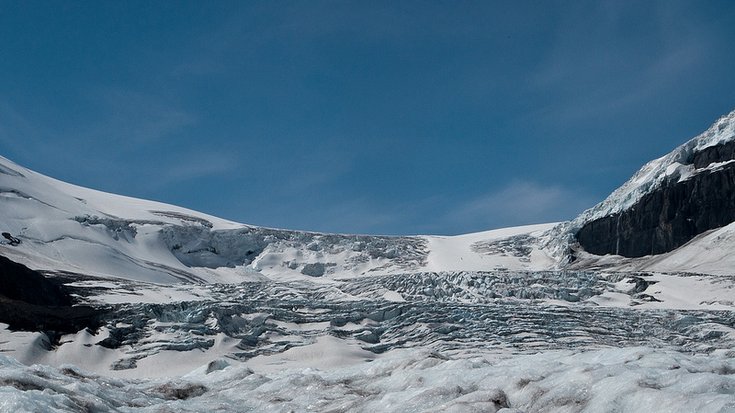 von Eis bedeckte Berge in der Sonne