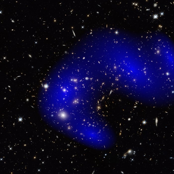 Viele Galaxien, darübergelegt als leuchtende Wolke dargestellt die Verteilung der Dunklen Materie.