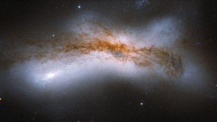Künstlerische Darstellung der Kollision von Milchstraße und Andromedagalaxie | Bildquelle: NASA/ESA Zwei ineinandergreifende braune Wolken im All, umgeben von einem leuchtenden Schleier