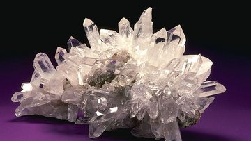 Helle Kristallstruktur vor violettem Hintergrund