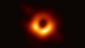 Das Bild zeigt einen diffusen, hellen Ring vor dunklem Hintergrund.