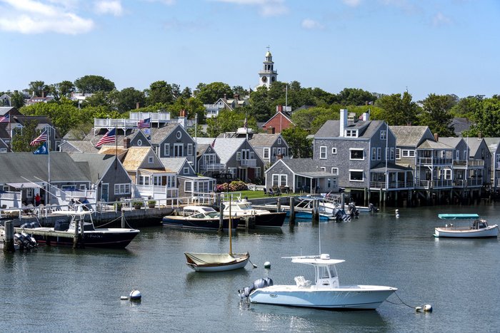 Der Hafen von Nantucket heute Ansicht eines Hafens mit kleinen Holzhäusern und Booten