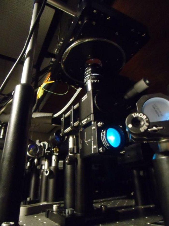 Messaufbau Diesen Messaufbau nutzten die Forscher, um den neuen Protein-Polariton-Laser zu charakterisieren.