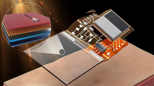 Licht scheint auf eine transparente Fläche, die aus mehreren Schichten zusammengesetzt und an eine Platine angeschlossen ist