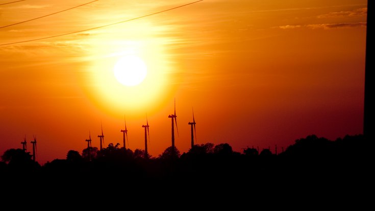 Erneuerbare Energien Sonne und Windräder (flickr, Songkran)