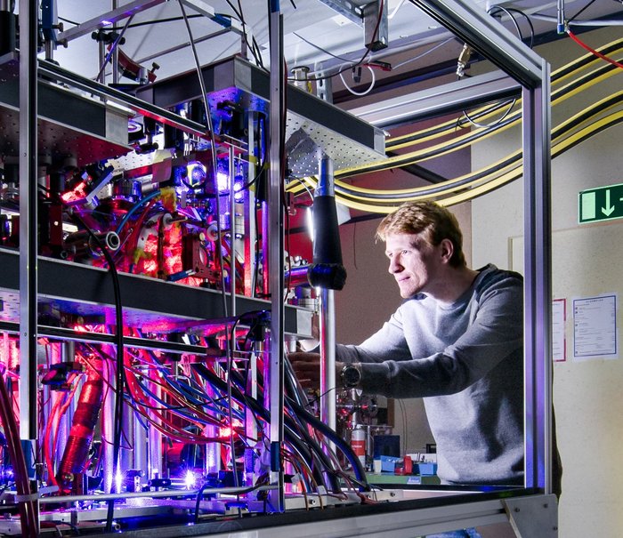 Matthias Schmitt von der Universität Stuttgart Foto des Wissenschaftlers im Labor.