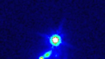 Das Bild zeigt drei Objekte. Die beiden hellsten Objekte (oben rechts und unten links) sind Linsenbilder desselben Quasars. Dazwischen befindet sich die untersuchte Galaxie.