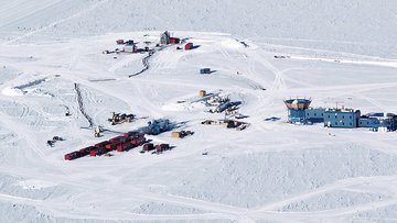 Luftbild der Forschungsstationen am Südpol
