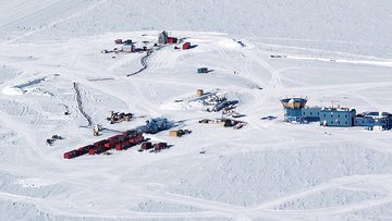 Einige Gebäude der Forschungsstation umgeben von weißer Schneelandschaft