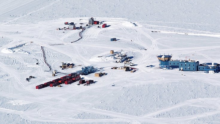 Luftbild der Forschungsstationen am Südpol