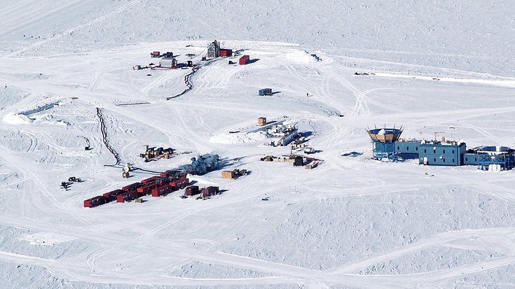 Einige Gebäude der Forschungsstation umgeben von weißer Schneelandschaft