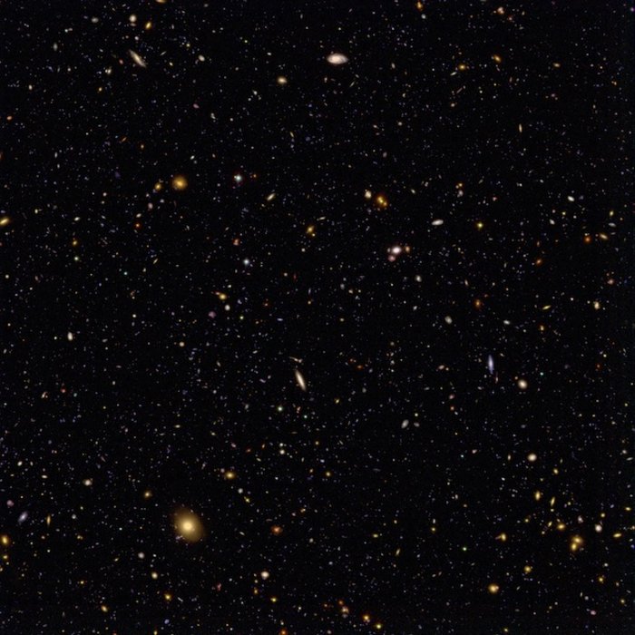 Das Bild zeigt einen Himmelsausschnitt mit zahlreichen Galaxien in unterschiedlicher Helligkeit, Farben und Formen.