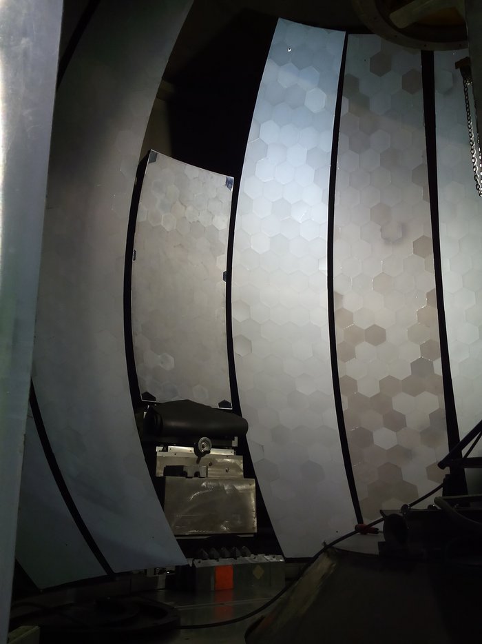 Das Bild zeigt den Ausschnitt des Analysators des Neutronenrückstreuspektrometer INB16 am Institut Laue-Langevin in Grenoble. Der Analysator setzt sich aus zahlreichen sechseckigen Siliziumplättchen zusammen, die insgesamt eine Gesamtfläche von zehn Quadratmetern abdecken.